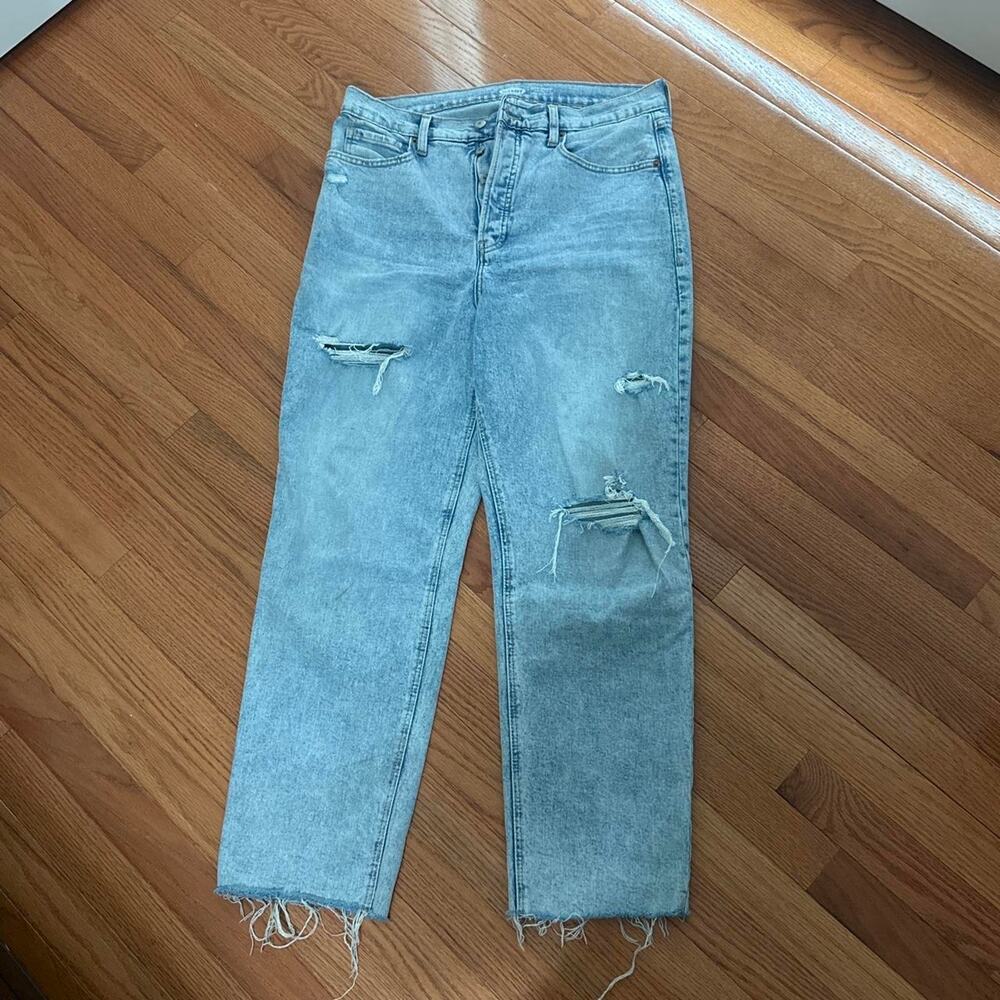 Light wash distressed straight leg